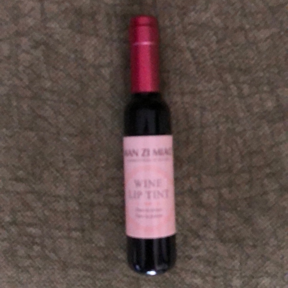 NWOT MAN ZI MIAO WINE LIP TINT, ROSE CORAL